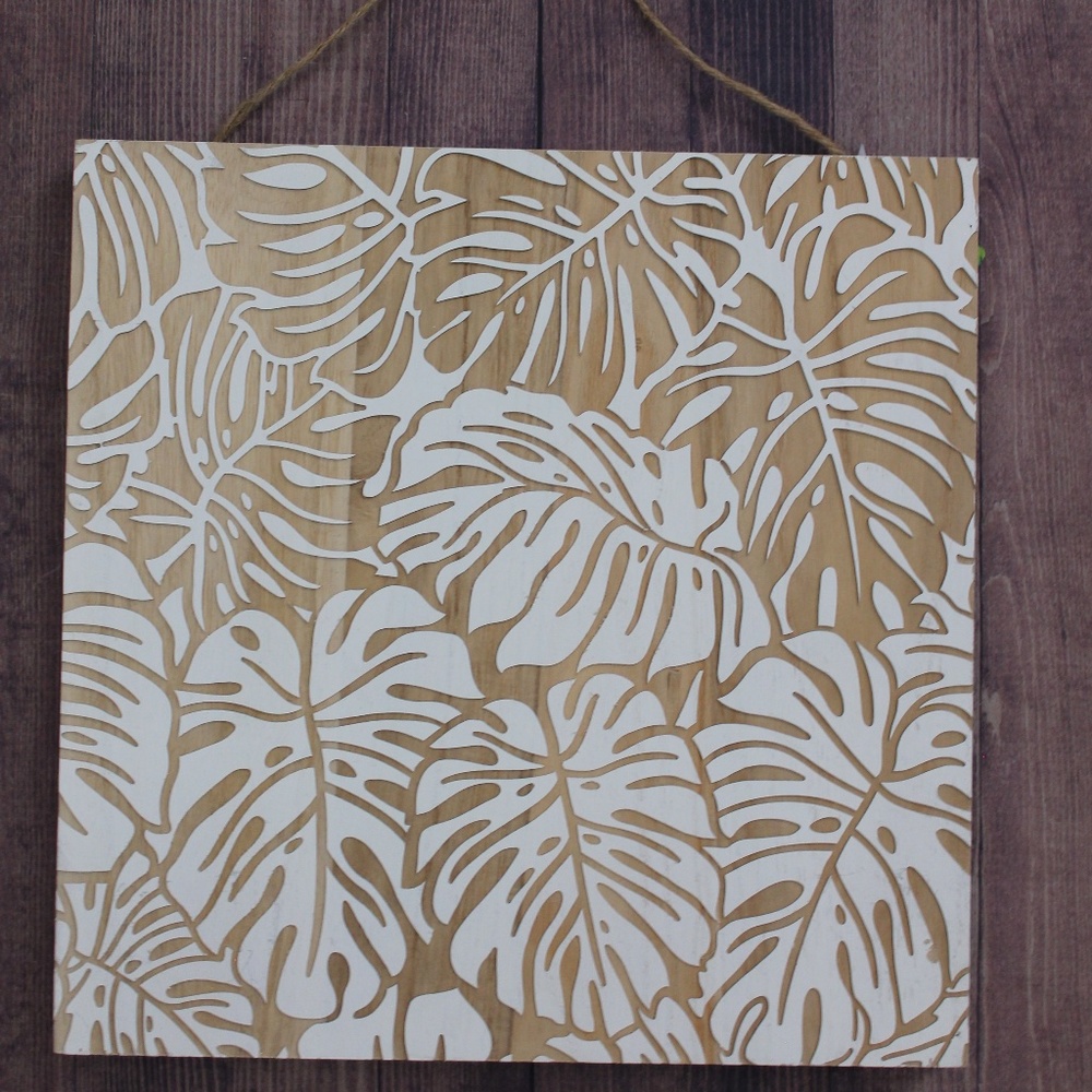 NWT Wood Carved Wall Hanging w/ White Palm Leaves